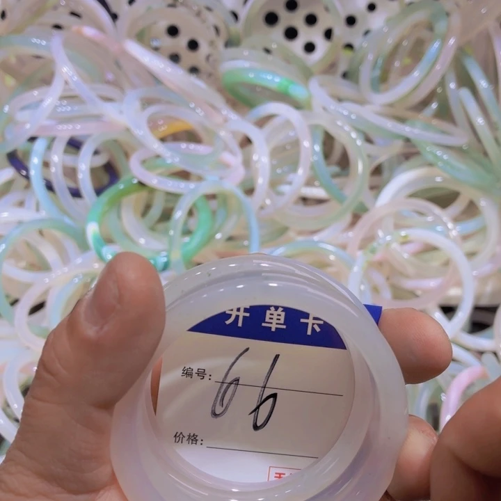 茹***勇玛瑙/玉髓未镶嵌手镯66