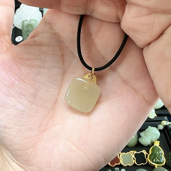 和田玉银S925镶嵌吊坠(不含链)爱****卷