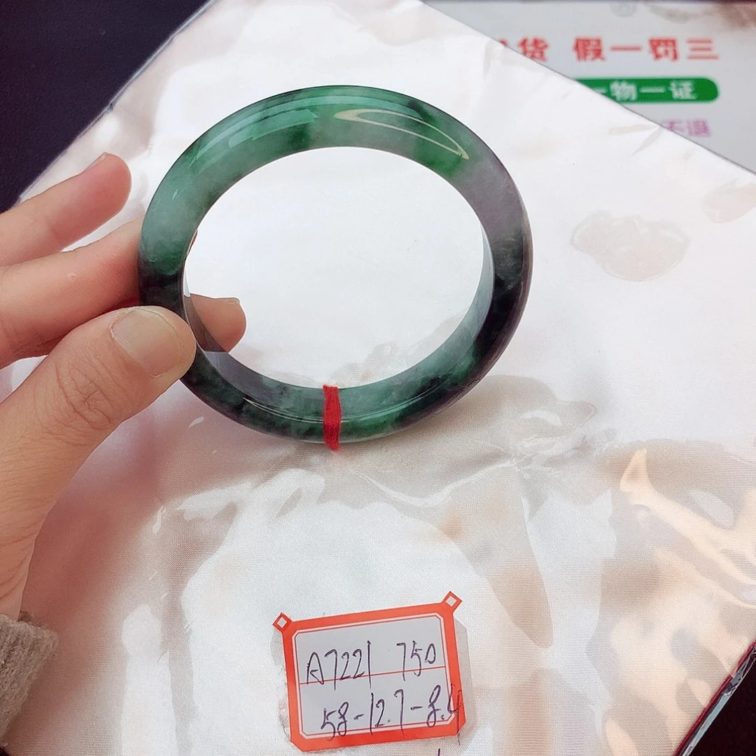 翡翠手镯未镶嵌翡翠