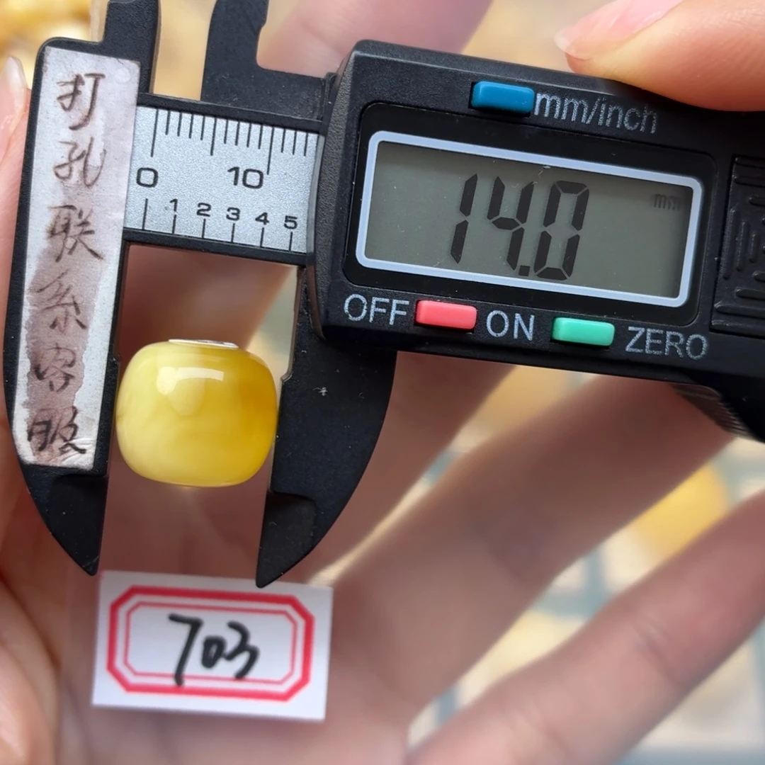 王***7蜜蜡未镶嵌裸石蜜蜡