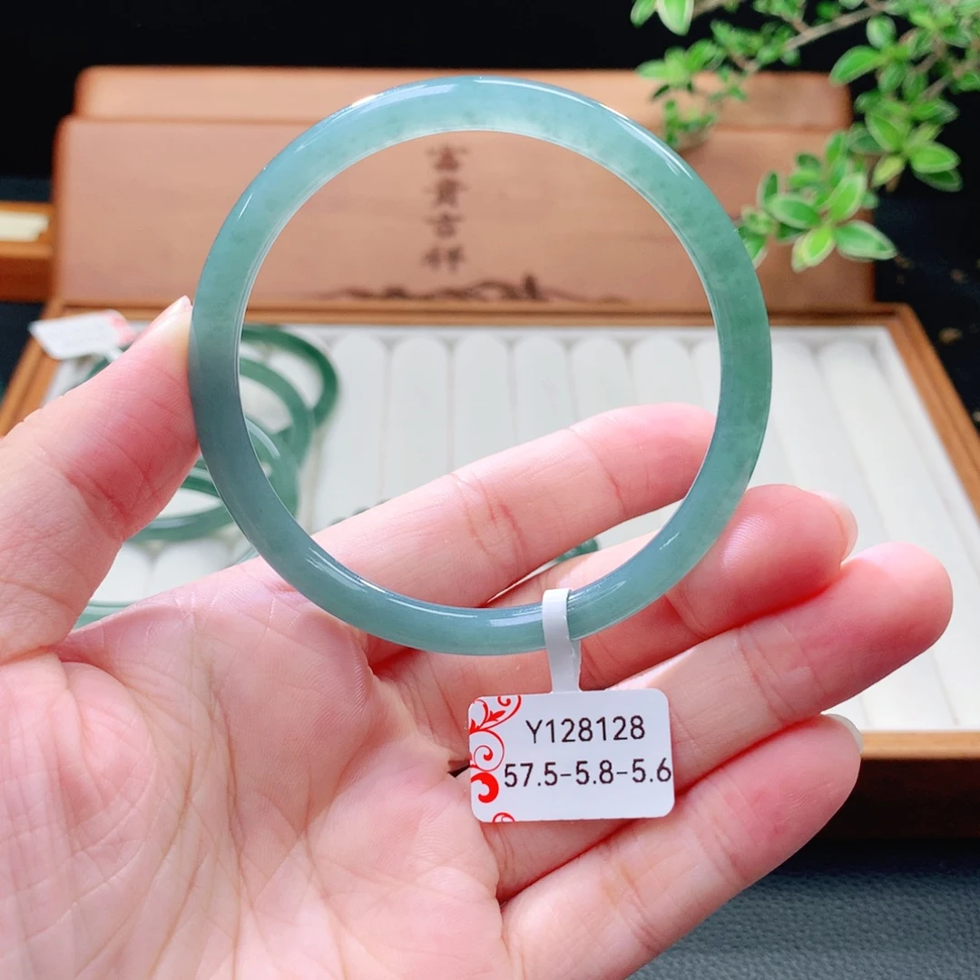 翡翠未镶嵌手镯（圆镯）