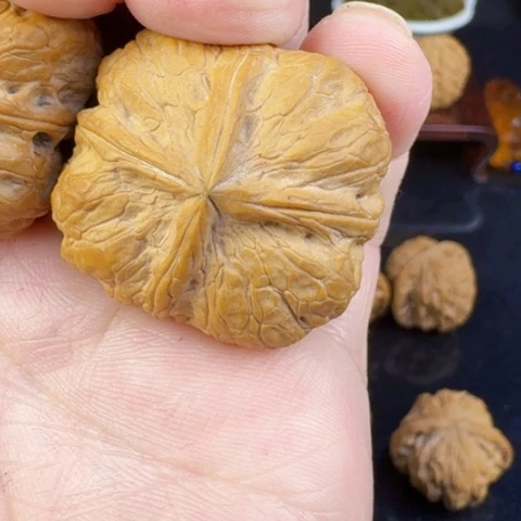 文玩核桃吊坠?**?四棱