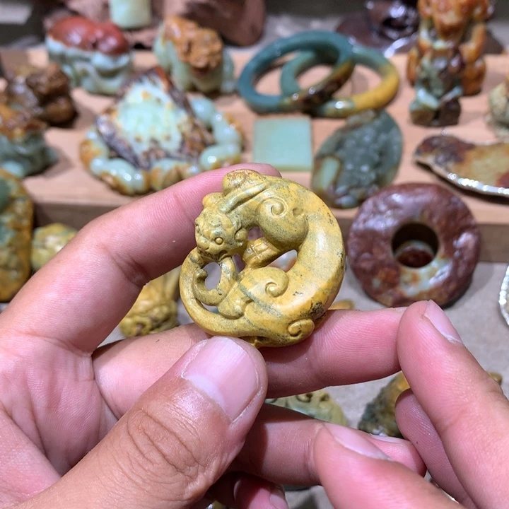 未镶嵌岫岩河磨玉（透闪石质玉）挂件