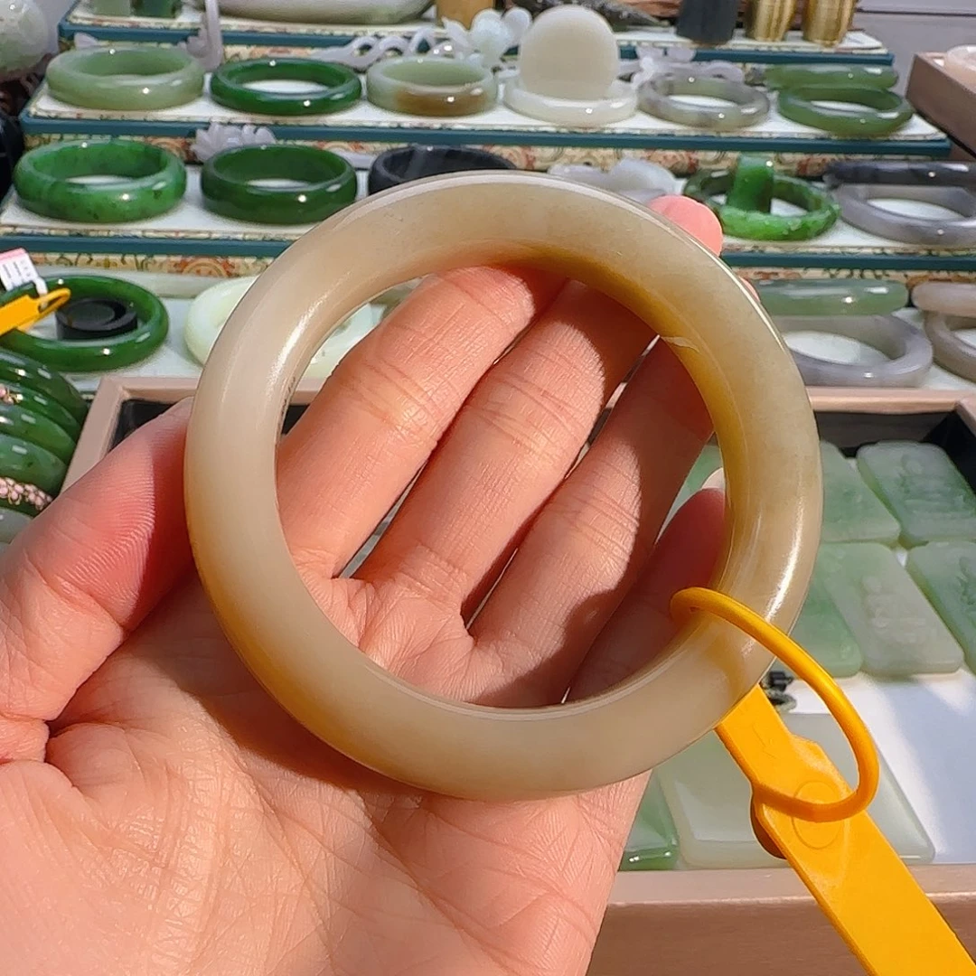 未镶嵌手镯和田玉糖白手镯