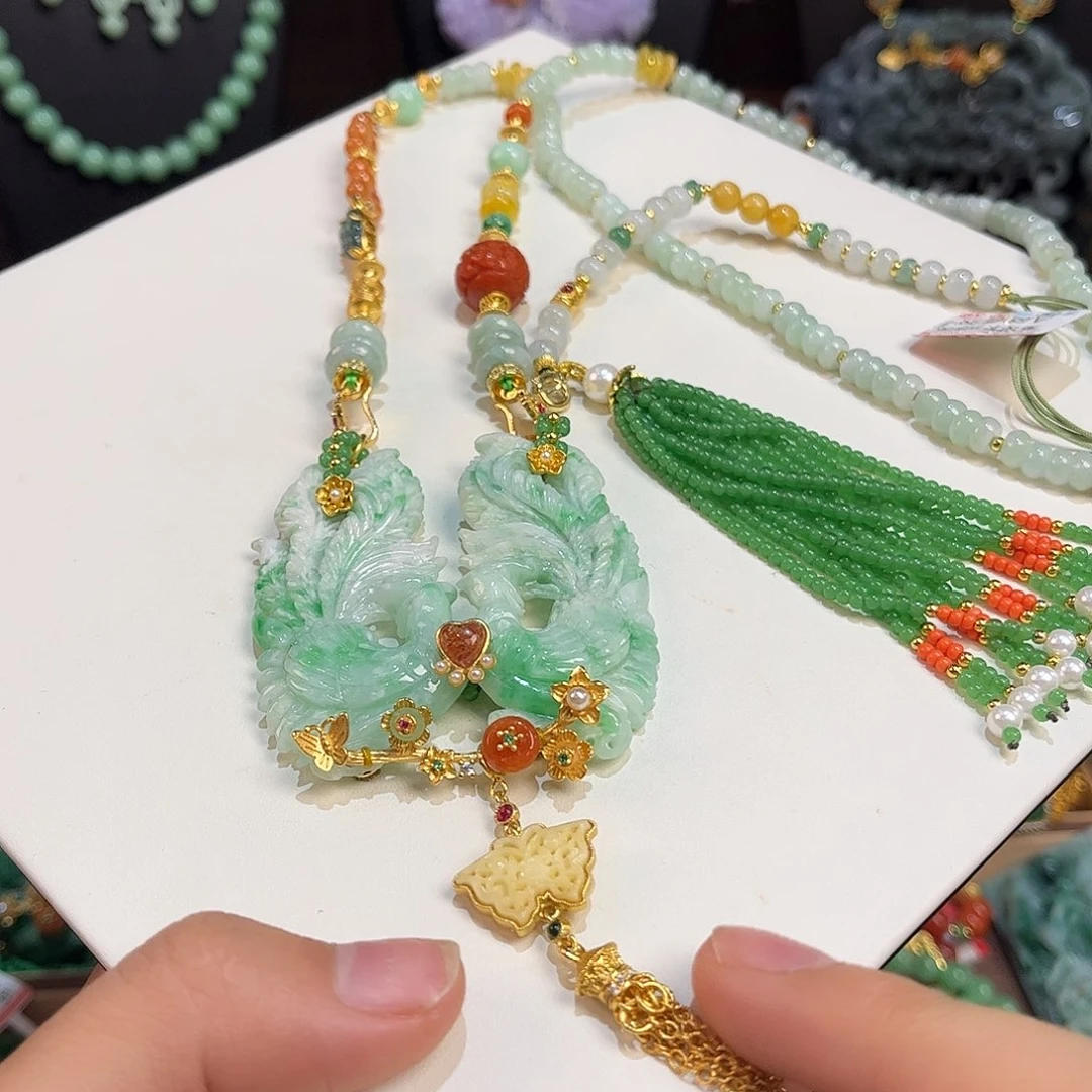 翡翠未镶嵌颈饰凤求凰