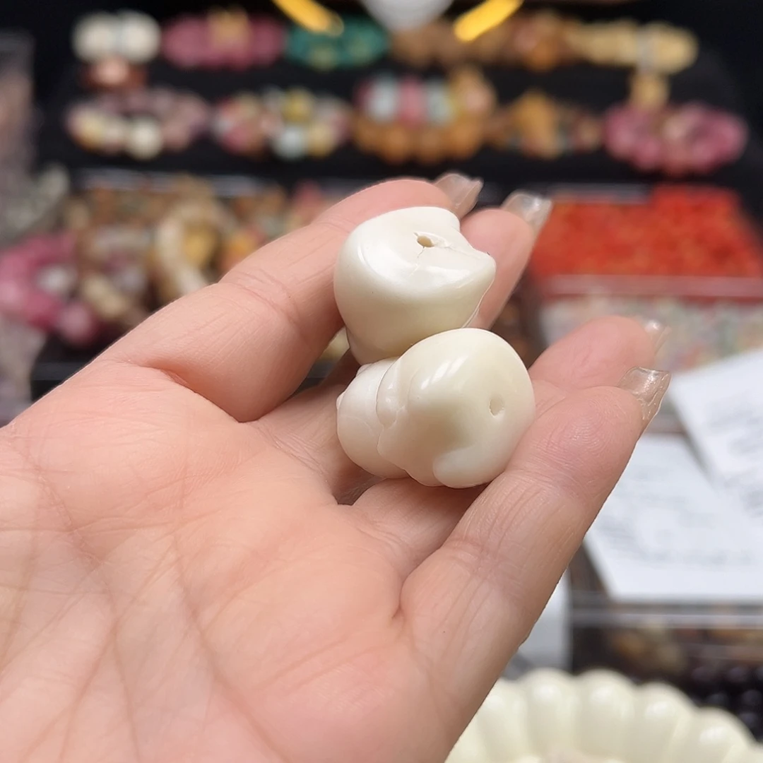 肆***、菩提根/象牙果手串瑕疵白卡皮2颗