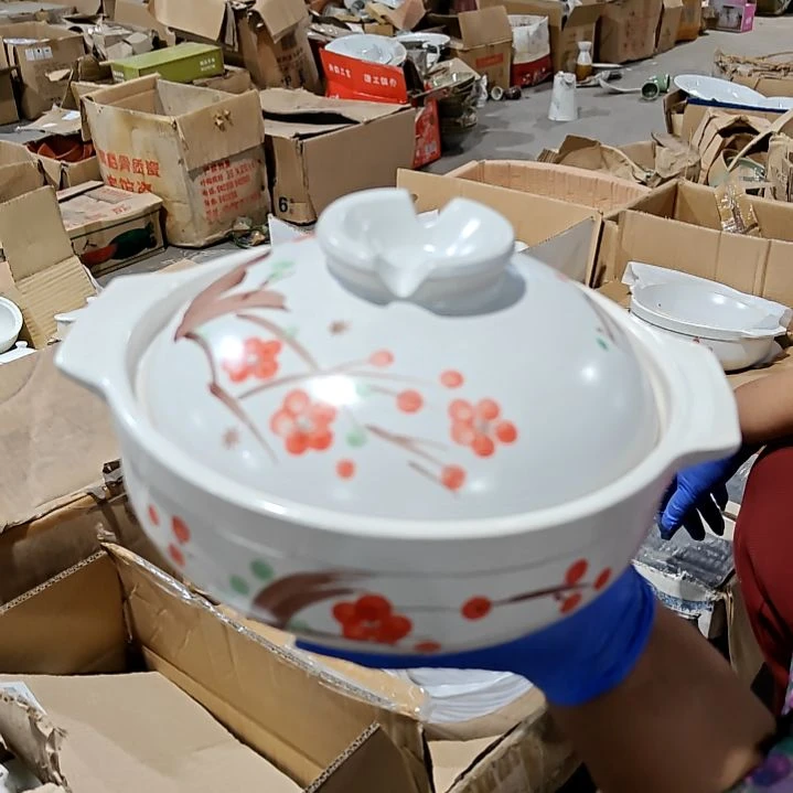 瓷片盘子碗茶壶啥都有