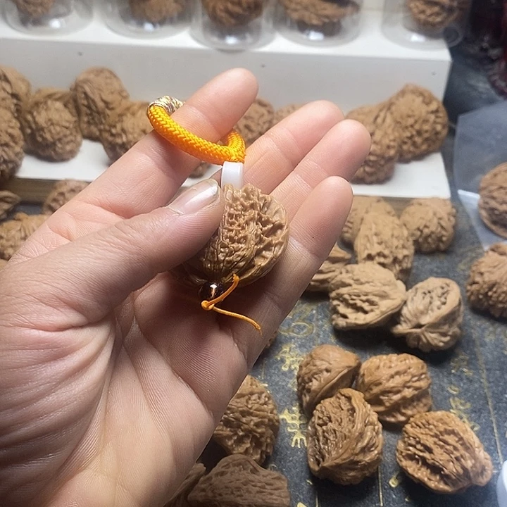 桃核吊坠白狮子压扁