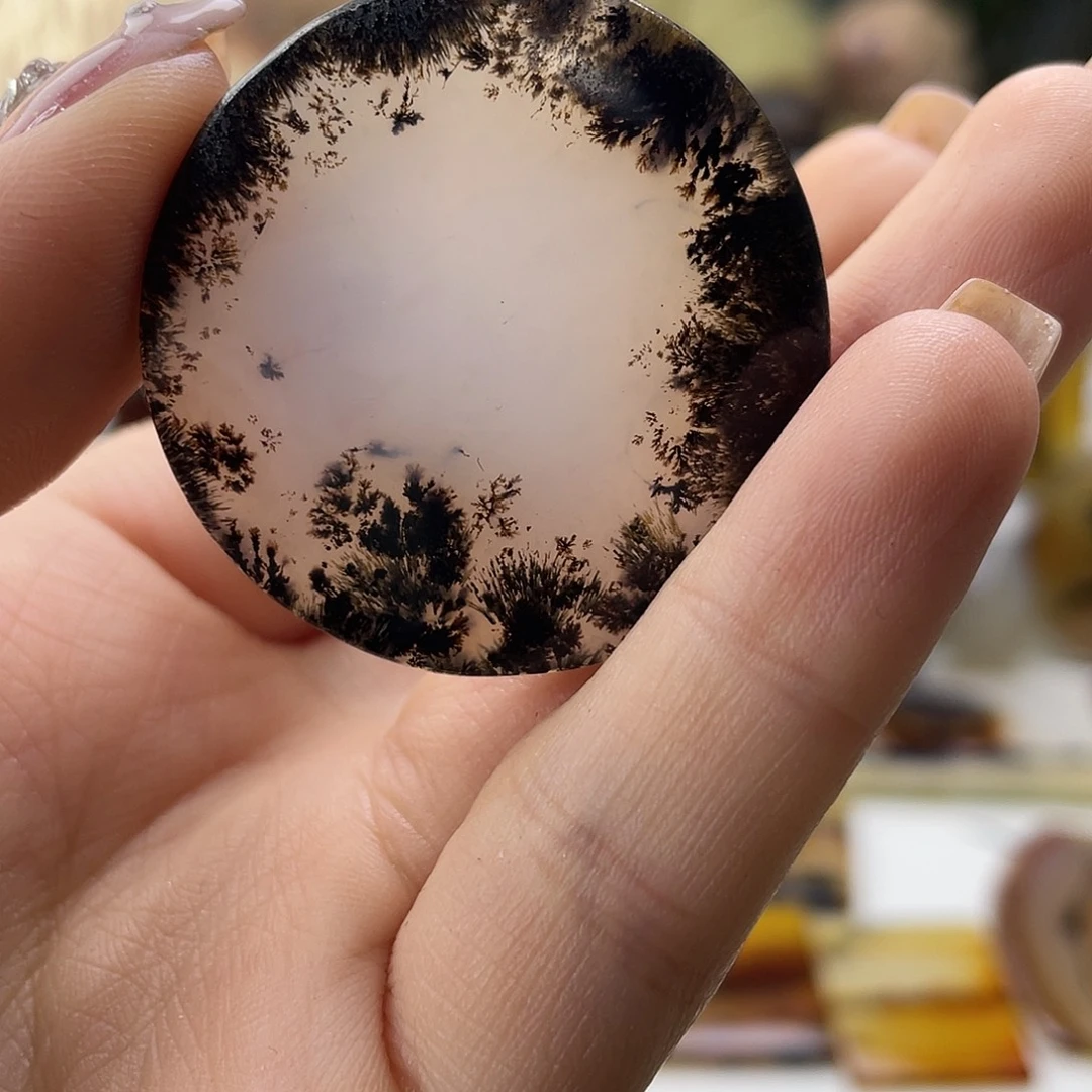 自***行玛瑙/玉髓未镶嵌珠宝奇石