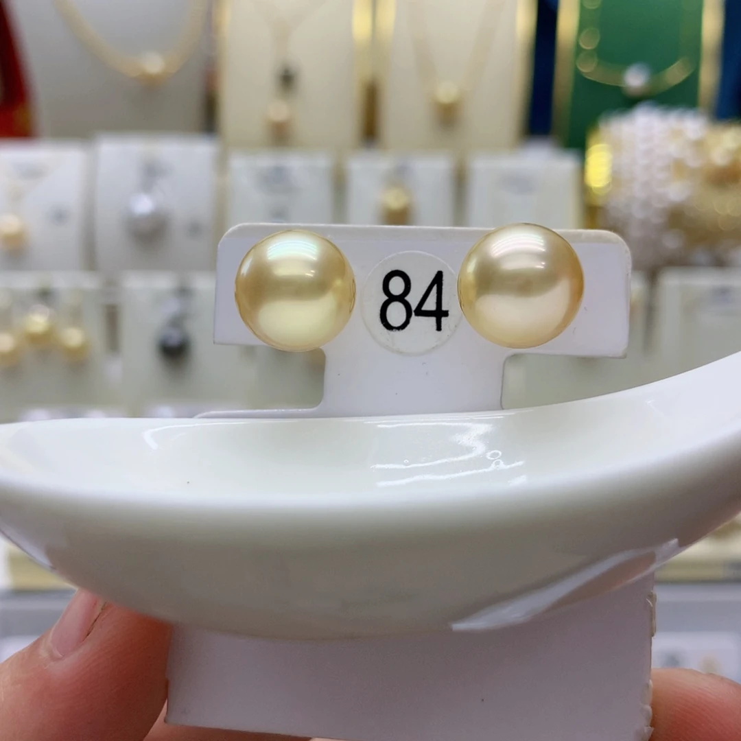 18K金镶嵌海水珍珠耳饰