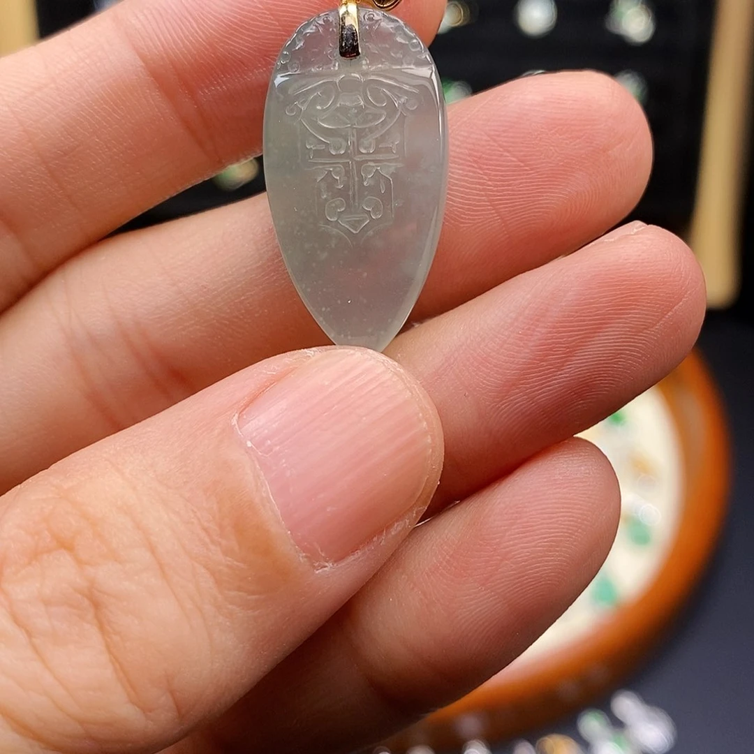 翡翠18K金镶嵌颈饰仿古牌