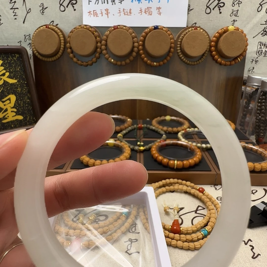 非金属无精品翠手镯