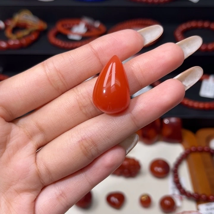 南红玛瑙未镶嵌颈饰樱桃红水滴吊坠