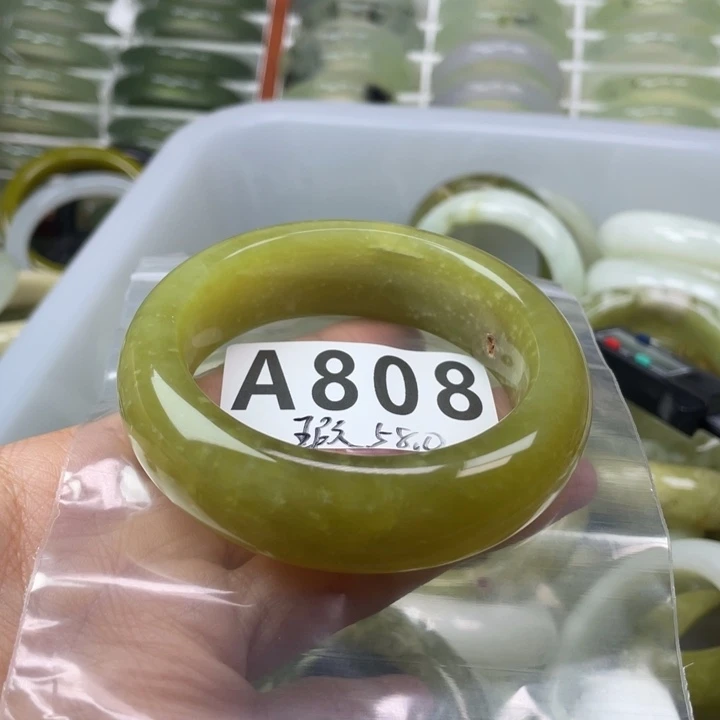 上***儿蛇纹石玉未镶嵌手镯