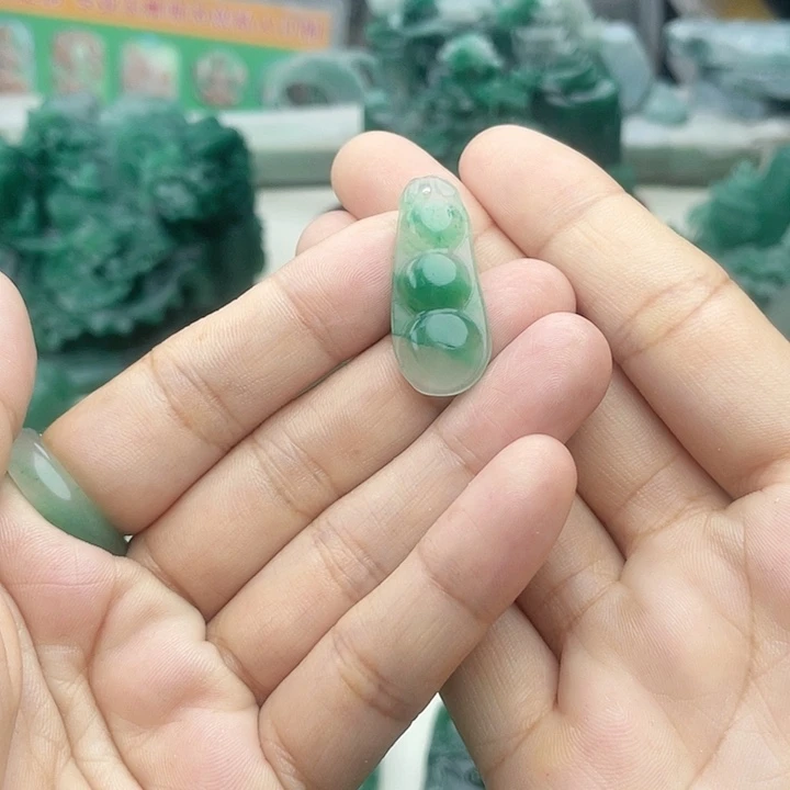石英质玉未镶嵌颈饰