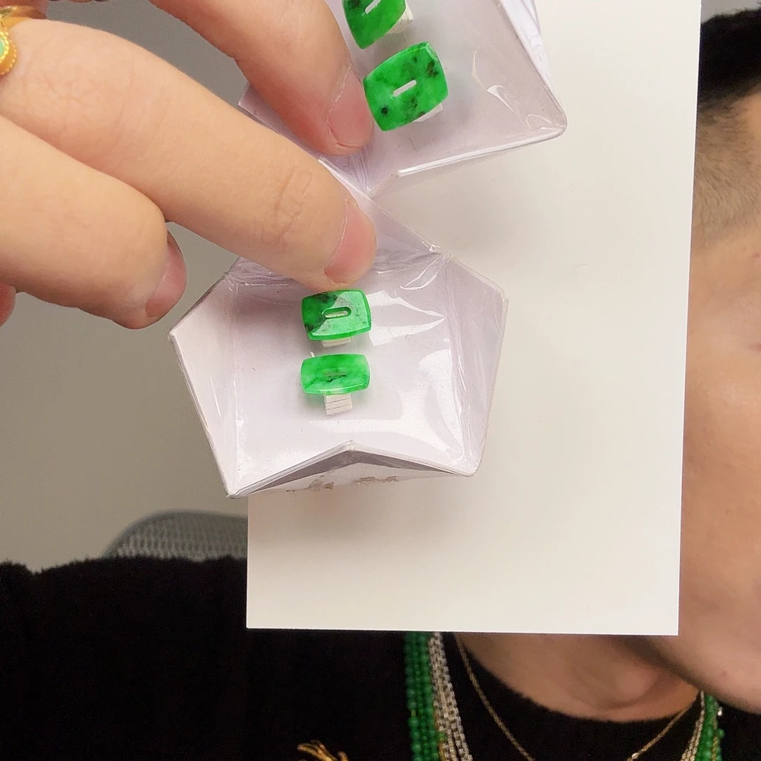 翡翠未镶嵌颈饰一对