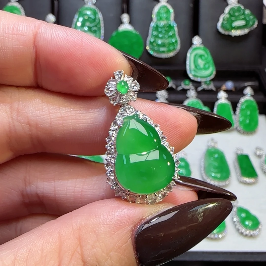 翡翠18K金镶嵌颈饰葫芦