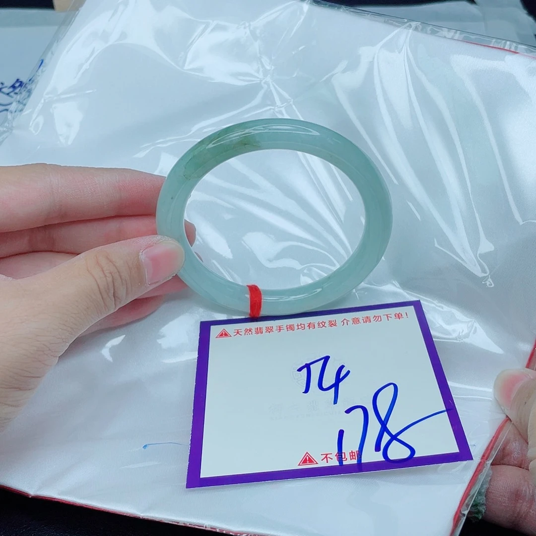 翡翠手镯未镶嵌翡翠