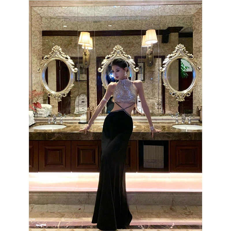 早春纯欲风辣妹挂脖亮片短款露背镂空设计感礼服宴会包臀连衣裙女