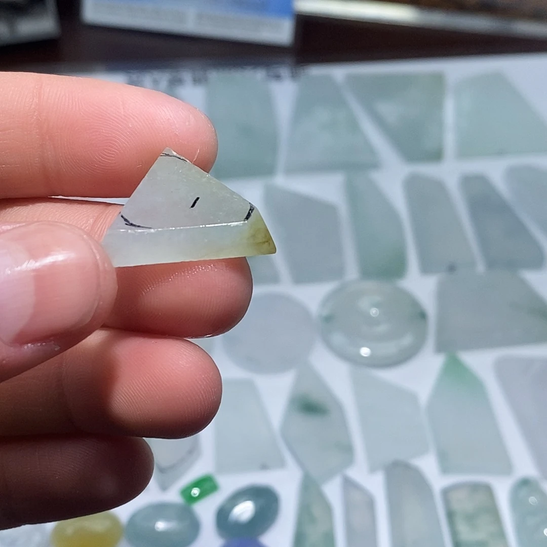 翡翠未镶嵌颈饰7644