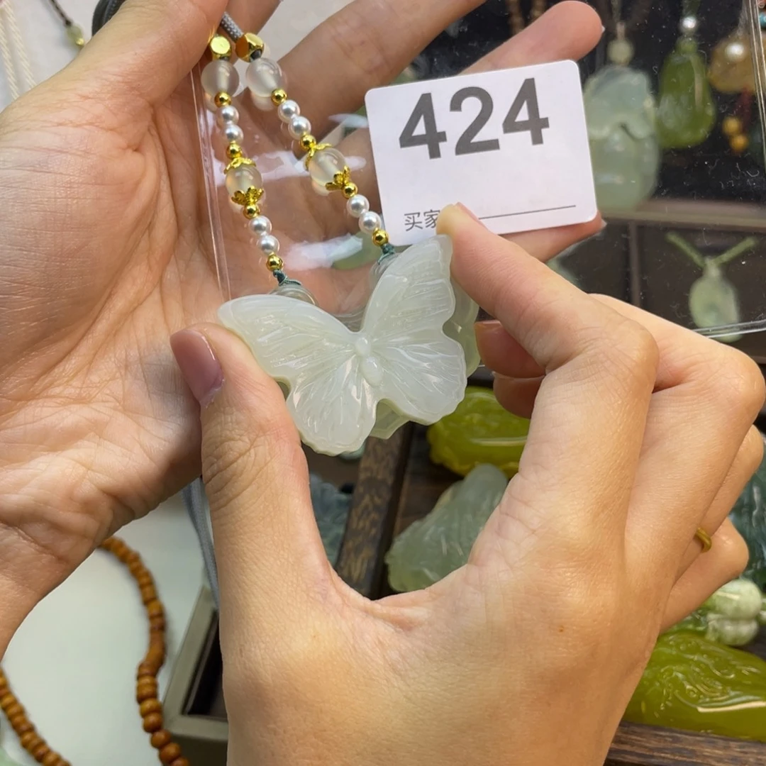 逃***者蛇纹石玉未镶嵌颈饰