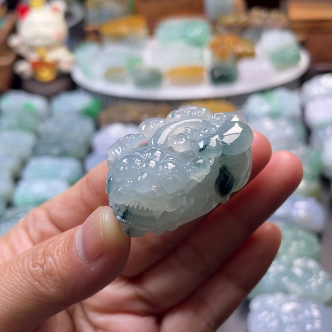 翡翠未镶嵌颈饰貔貅