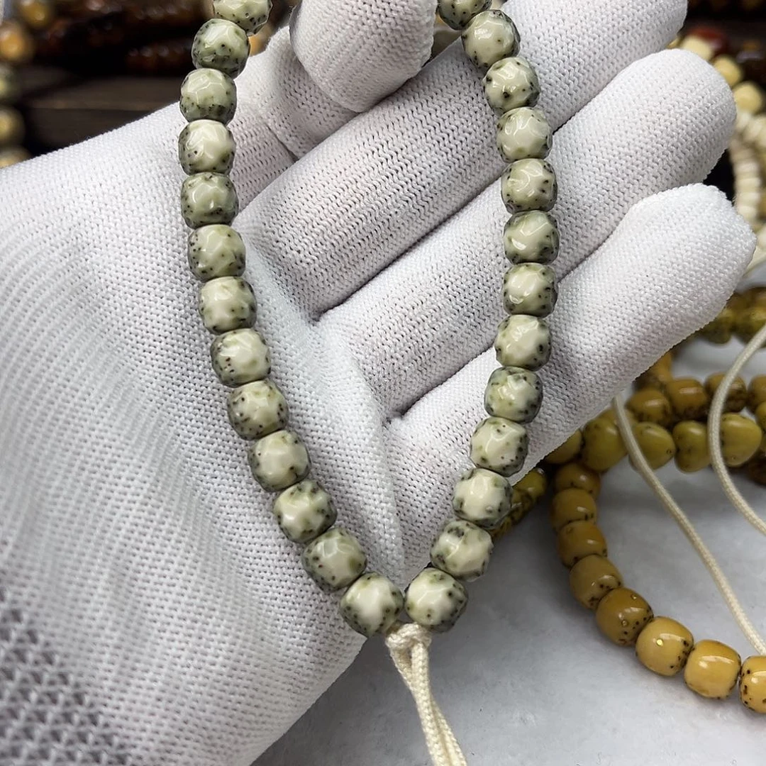 吊坠星月菩提绿背河豚手持