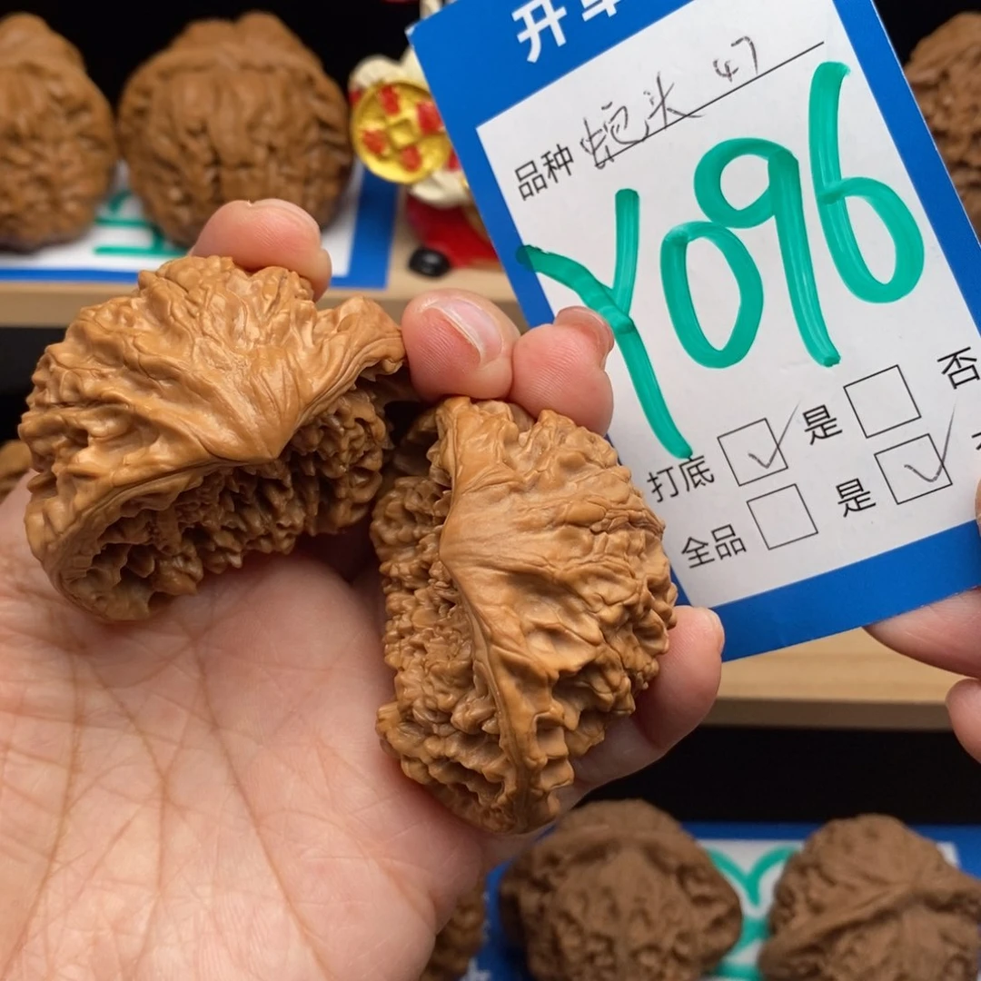 文玩核桃吊坠蛇头核桃