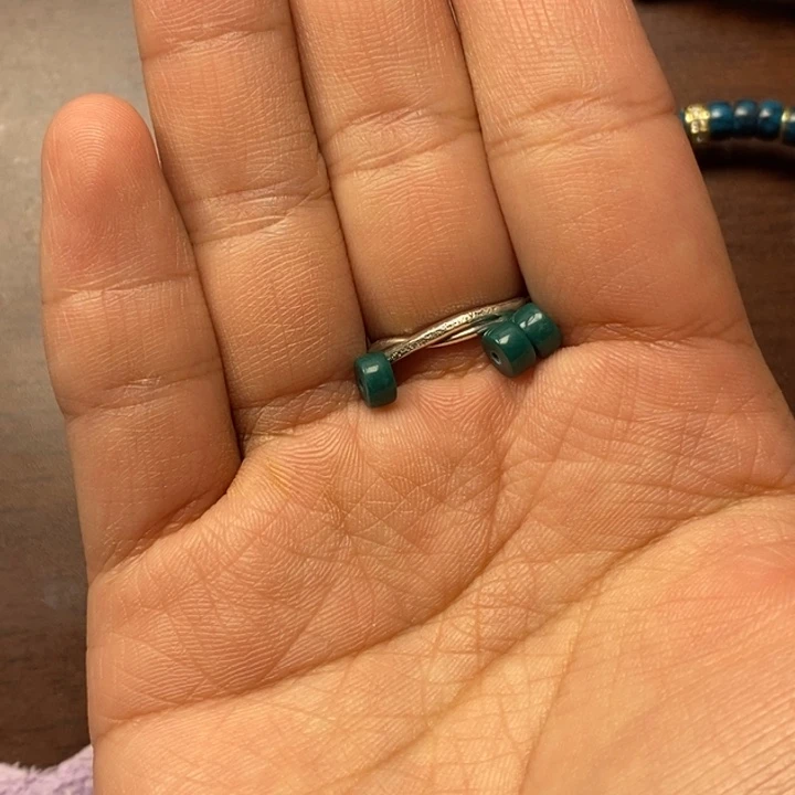 崔***颈饰玻璃油绿色单圈带钻