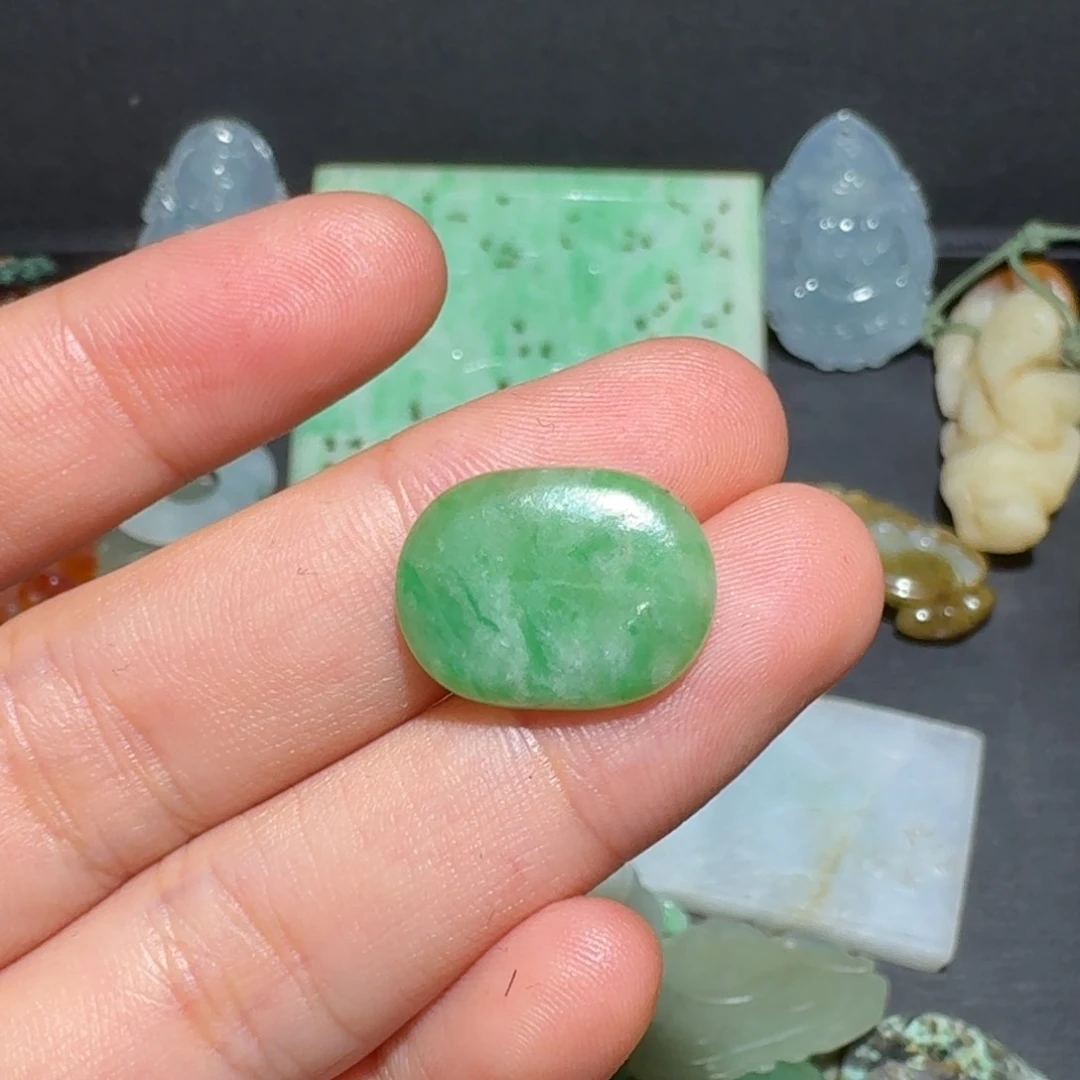 翡翠未镶嵌颈饰赢*