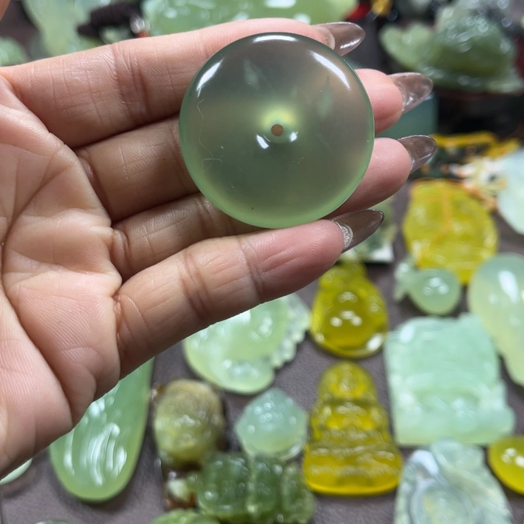 蛇纹石玉未镶嵌颈饰