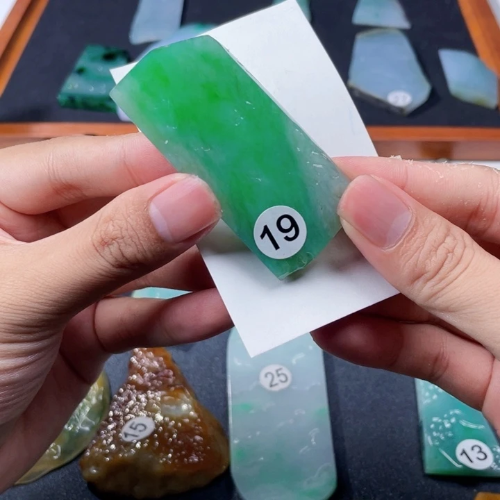 未镶嵌定制翡翠满绿牌子