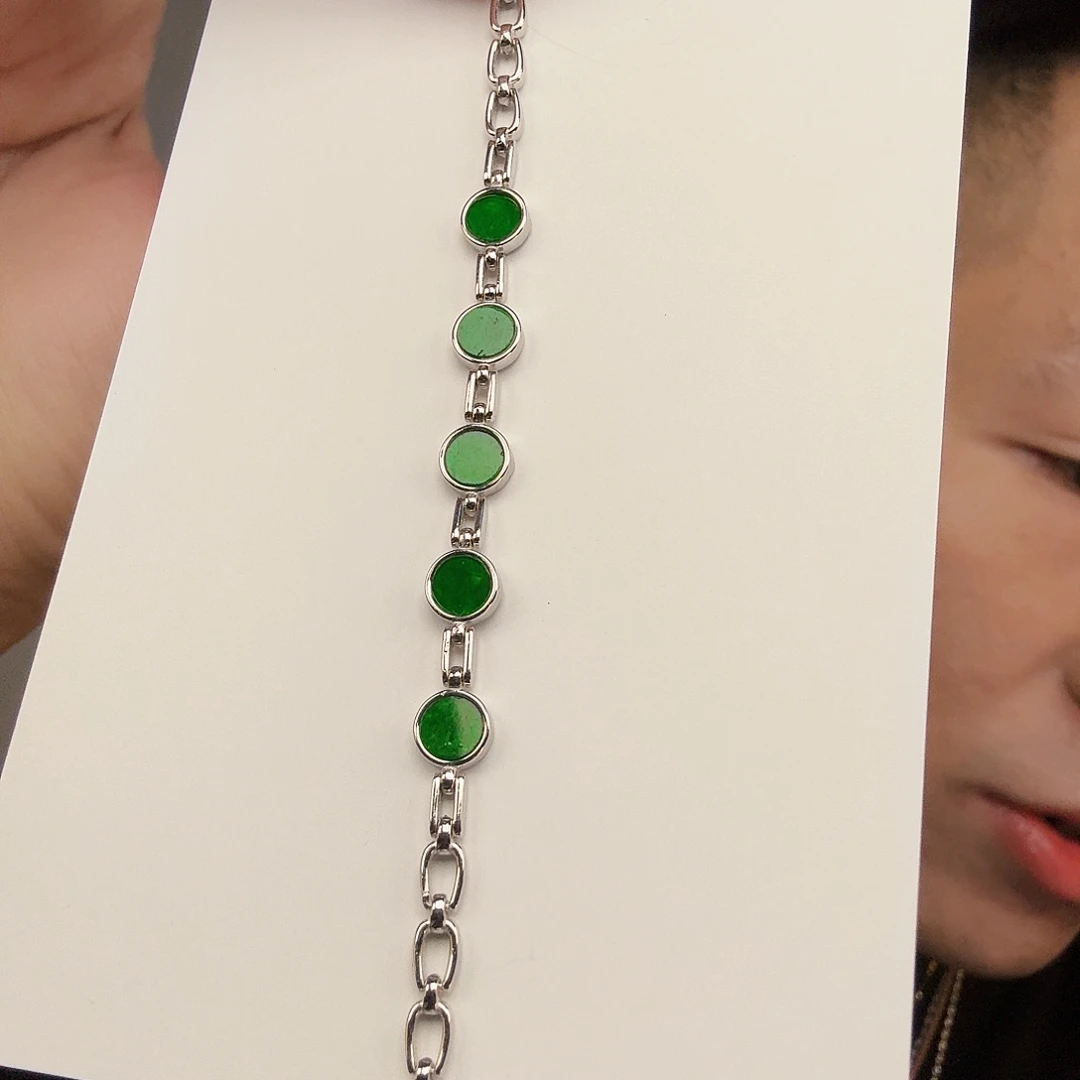 初****翡翠未镶嵌颈饰一件