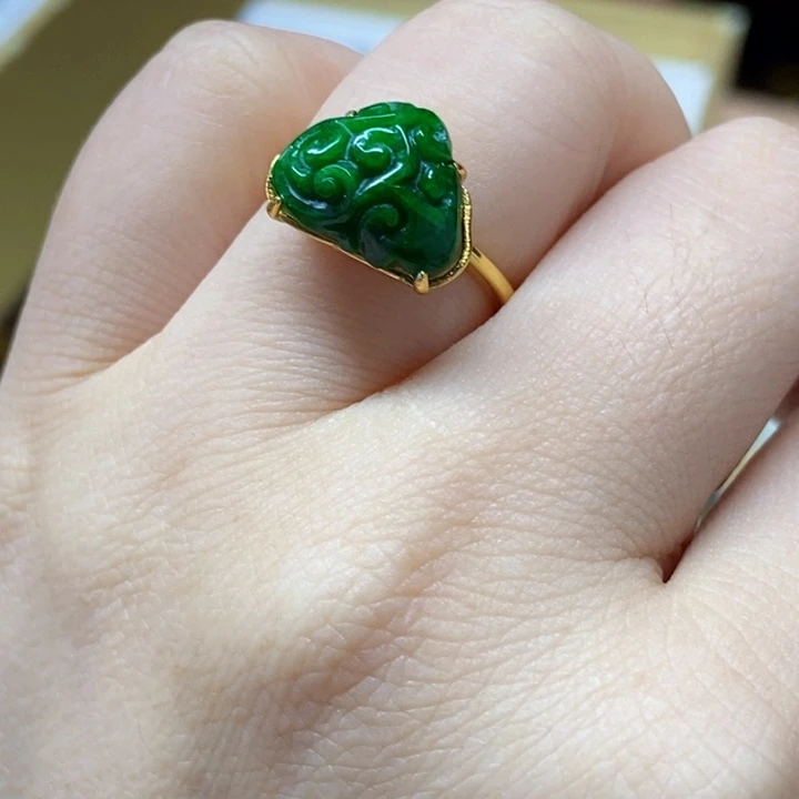 翡翠未镶嵌颈饰戒指