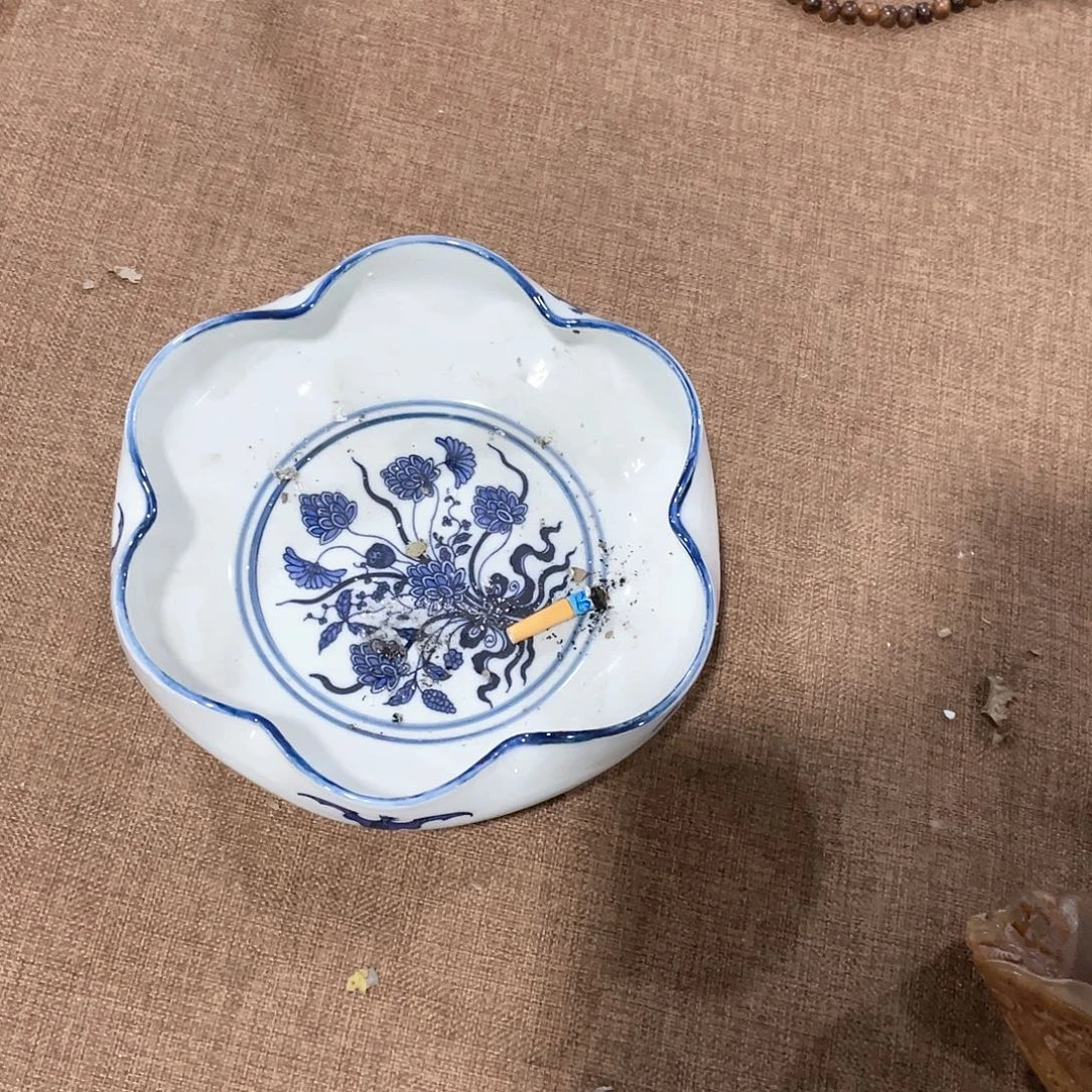 摆件开开心心准备迎接新年