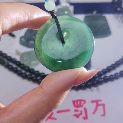 翡翠颈饰未镶嵌天然的A货翡翠