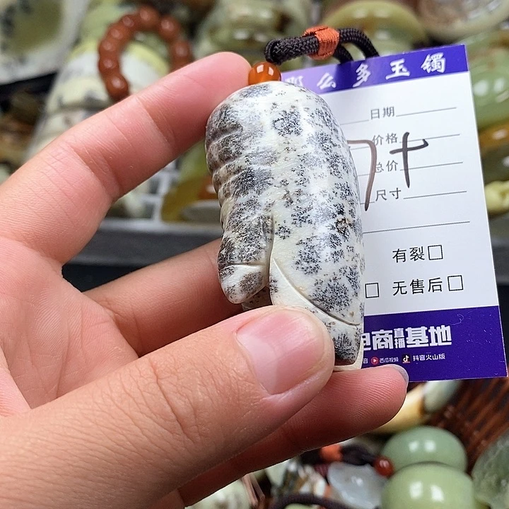 未镶嵌蛇纹石玉颈饰是***~
