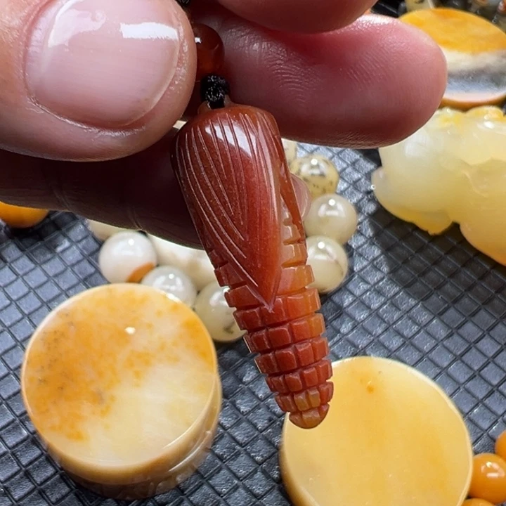 石英质玉（黄龙玉）颈饰未镶嵌