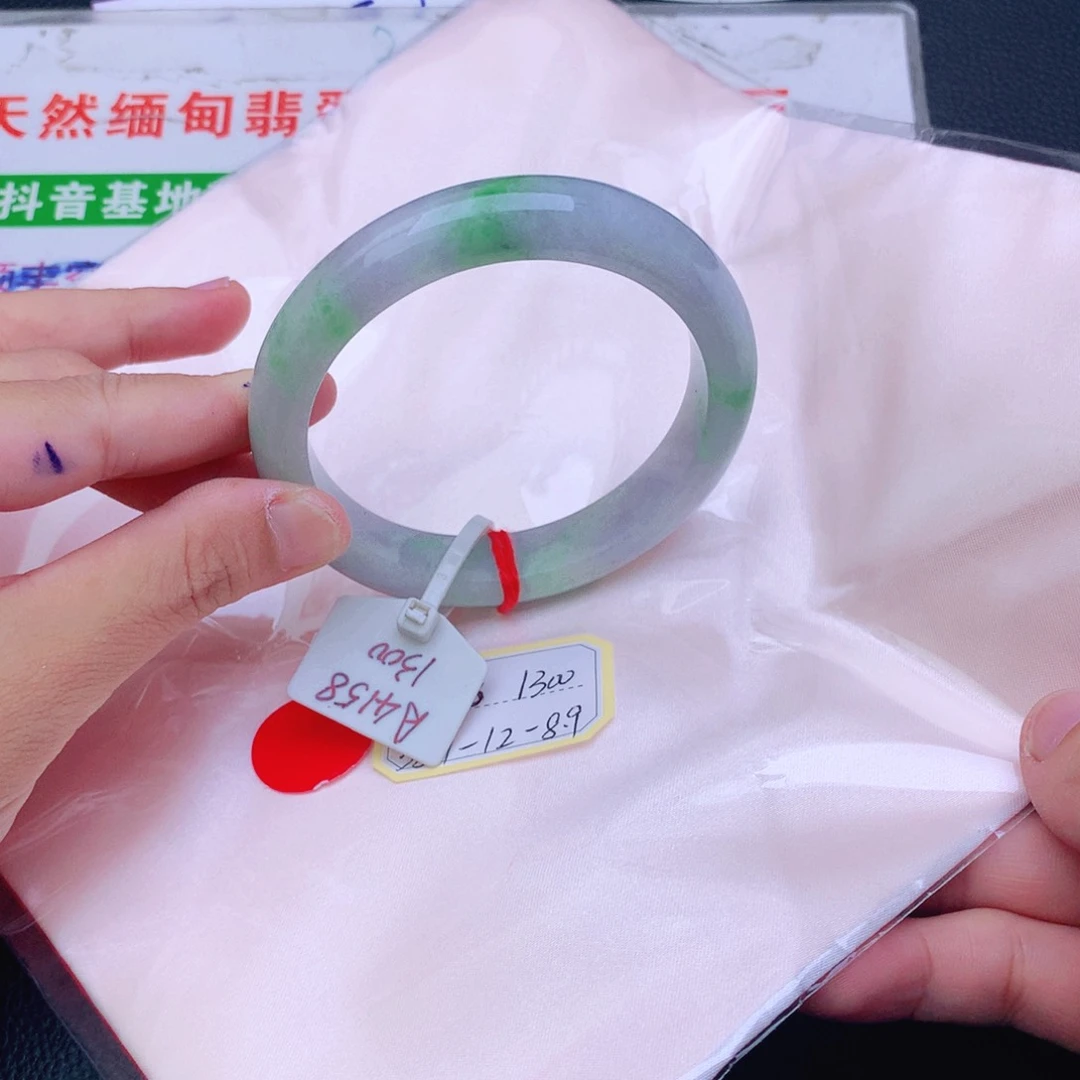 翡翠手镯未镶嵌翡翠