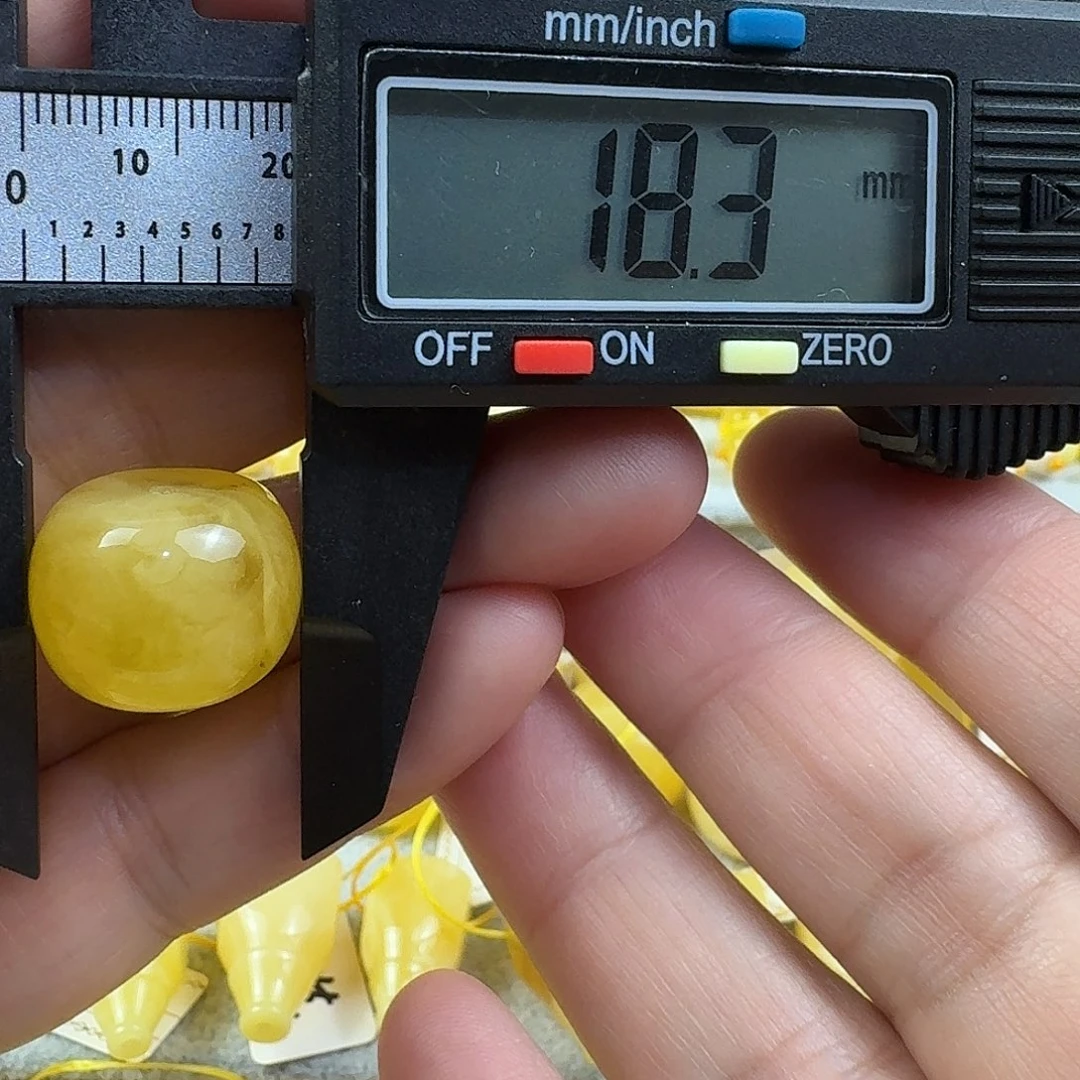 鱼***缘蜜蜡未镶嵌裸石82杂