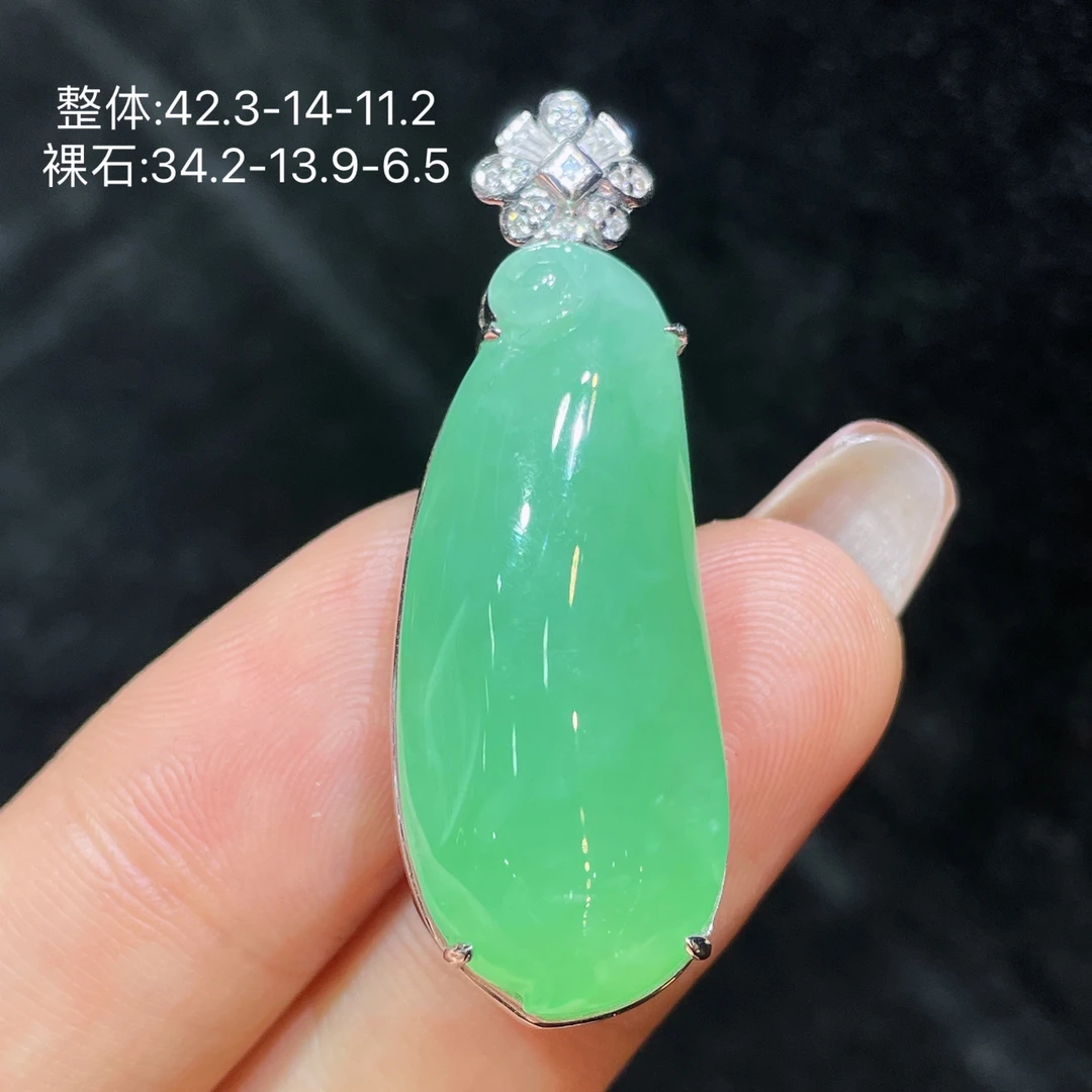 天然缅甸翡翠A货甜绿福瓜吊坠，18k金镶嵌伴钻