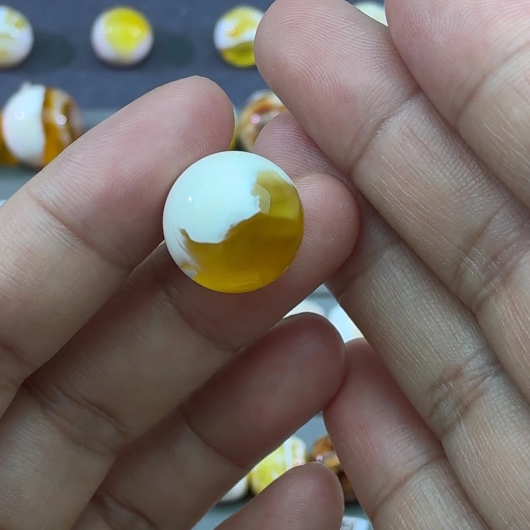 琥珀未镶嵌裸石16加圆珠微瑕漆白溶洞