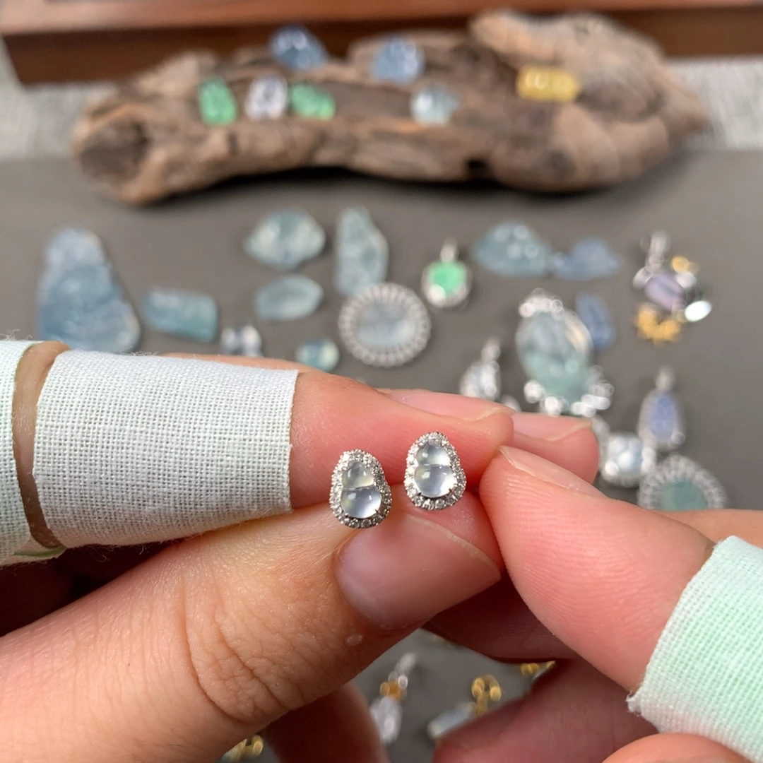 颈饰18K金镶嵌翡翠白冰小葫芦耳钉