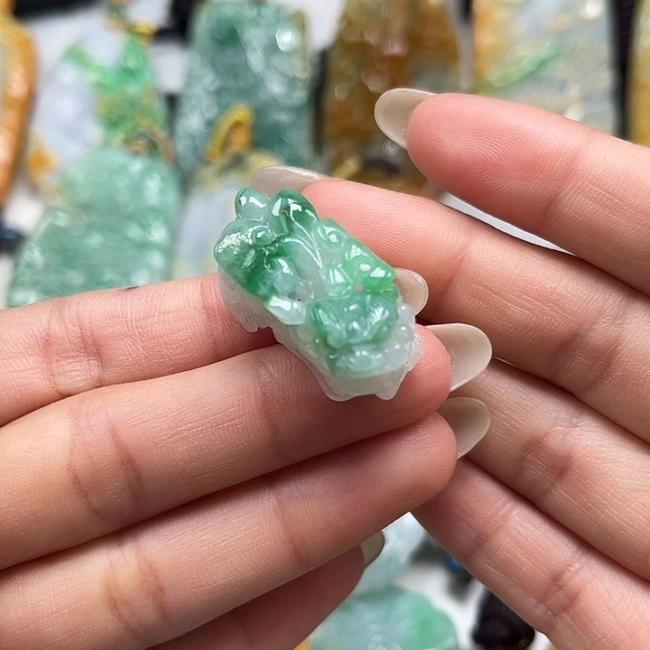 翡翠未镶嵌颈饰貔貅