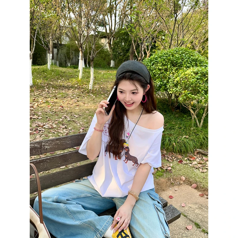 小沈美眉 腊肠小狗 斜领露肩短袖T恤春夏新款宽松显瘦上衣女