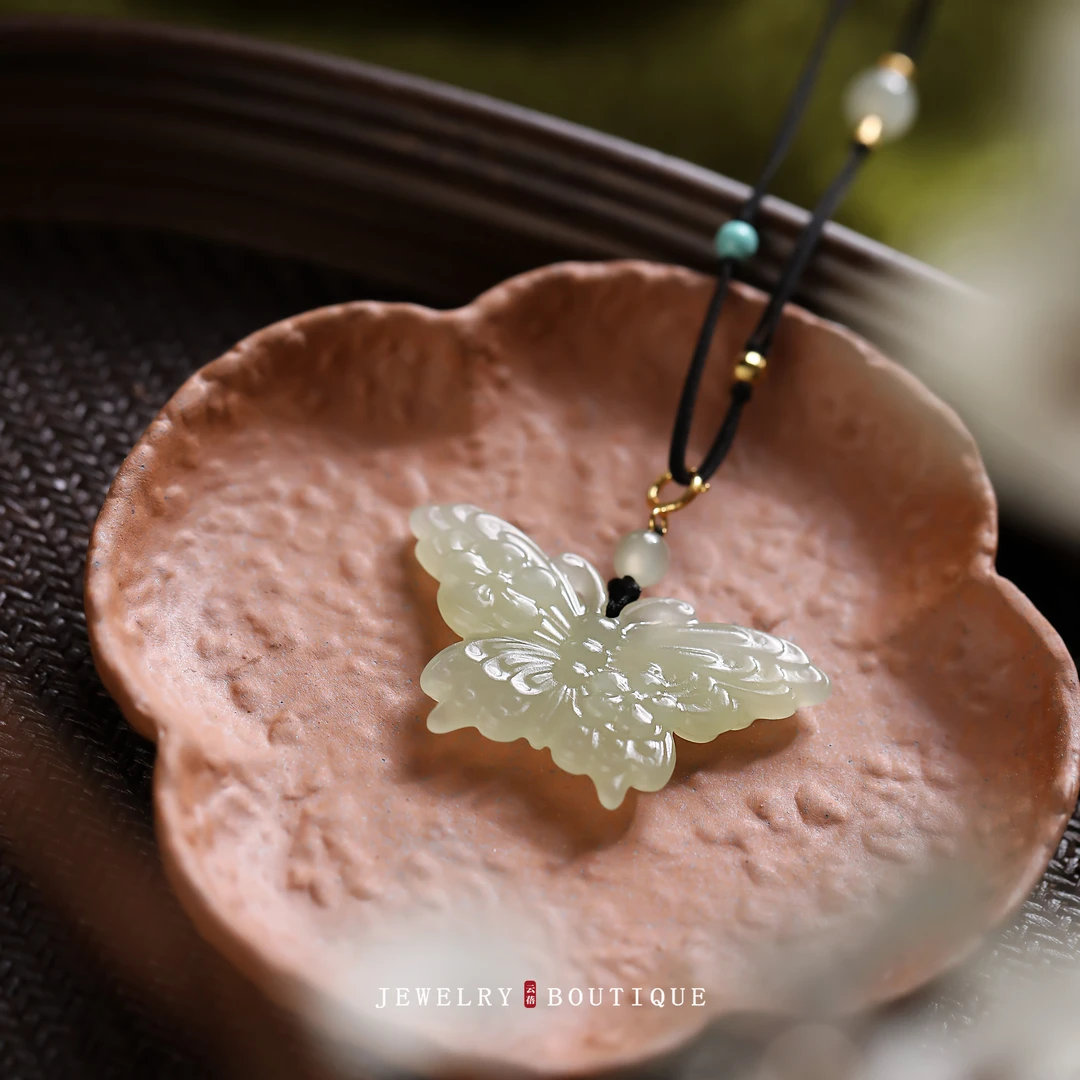 蝴蝶和田玉吊坠编绳项链高级感小众设计玉坠女士毛衣首饰