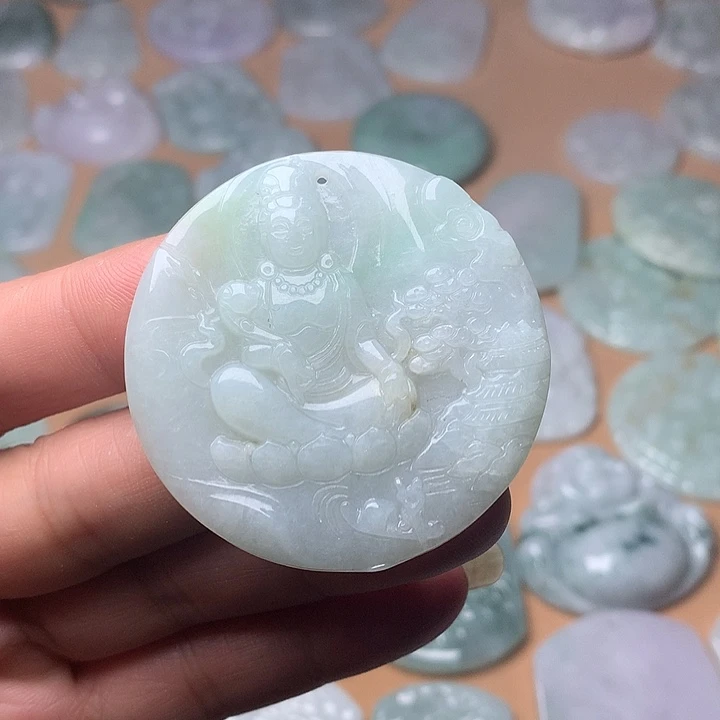 翡翠未镶嵌颈饰观音