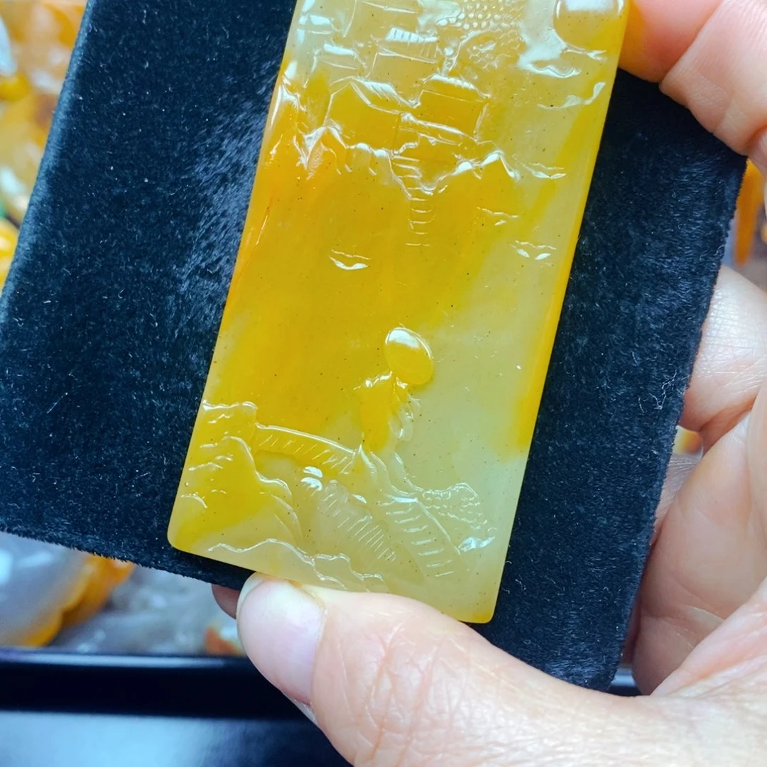 未镶嵌石英质玉（黄龙玉）颈饰