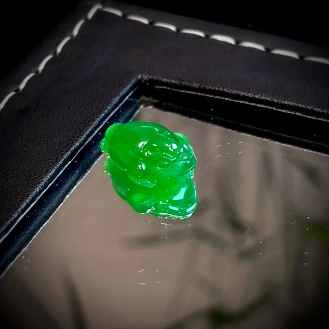 满色金蟾裸石 色泽鲜艳，种水一流，底子细腻