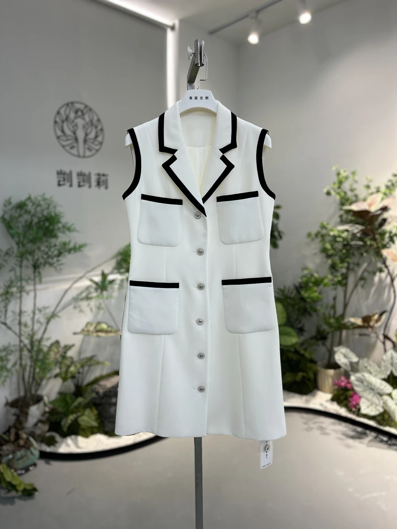 剀剀莉（骄阳）春季新款白色无袖翻领显白显瘦修身小香连衣裙